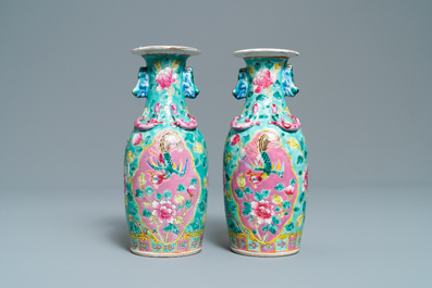 Une paire de vases en porcelaine de Chine famille rose pour le march&eacute; Straits ou Peranakan, 19&egrave;me