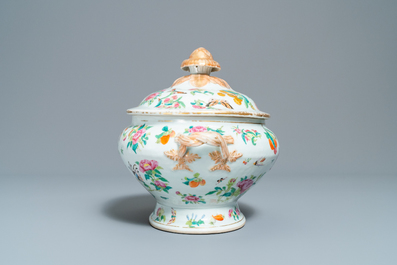 Une terrine couverte sur pr&eacute;sentoir en porcelaine famille rose de Canton, Chine, 19&egrave;me