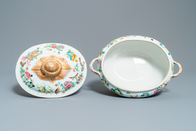Une terrine couverte sur pr&eacute;sentoir en porcelaine famille rose de Canton, Chine, 19&egrave;me