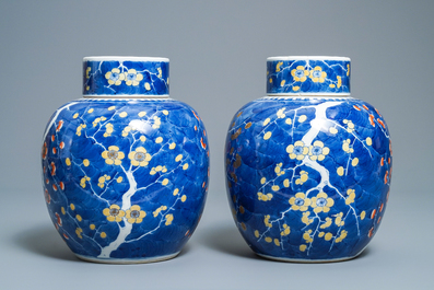 Une paire de pots couverts en porcelaine de Chine polychrome, 19&egrave;me