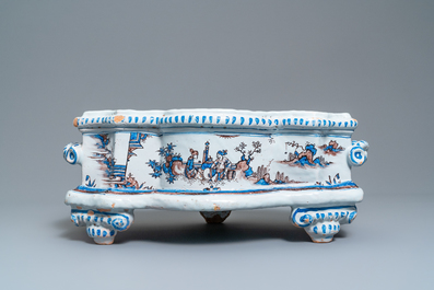 Een grote Franse fa&iuml;ence jardini&egrave;re met chinoiserie in blauw-wit en mangaan, Nevers, 17e eeuw
