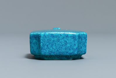 Un compte-gouttes en porcelaine de Chine 'robin's egg', 18/19&egrave;me