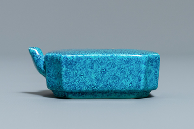 Un compte-gouttes en porcelaine de Chine 'robin's egg', 18/19&egrave;me