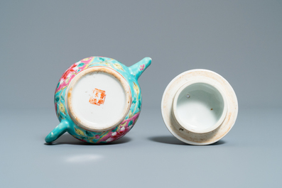 Een Chinese famille rose theepot voor de Straits of Peranakan markt, 19e eeuw