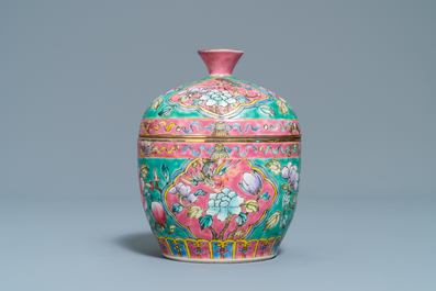 Een Chinese famille rose 'chupu' dekselkom voor de Straits of Peranakan markt, 19e eeuw
