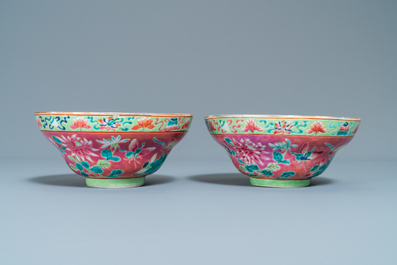 Une paire de bols en porcelaine de Chine famille rose pour le march&eacute; Straits ou Peranakan, 19&egrave;me