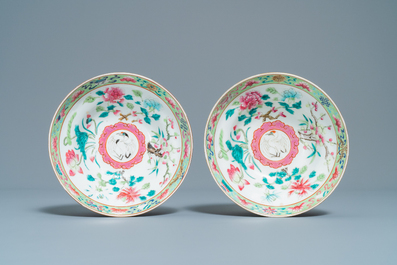 Une paire de bols en porcelaine de Chine famille rose pour le march&eacute; Straits ou Peranakan, 19&egrave;me