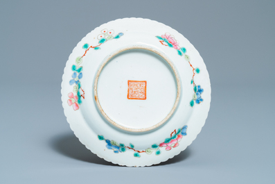 Une assiette en porcelaine de Chine famille rose &agrave; fond rose pour le march&eacute; Straits ou Peranakan, 19&egrave;me