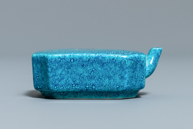 Un compte-gouttes en porcelaine de Chine 'robin's egg', 18/19&egrave;me