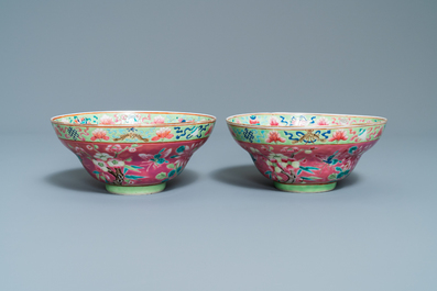 Une paire de bols en porcelaine de Chine famille rose pour le march&eacute; Straits ou Peranakan, 19&egrave;me