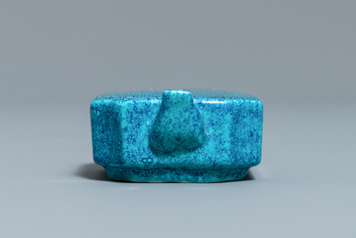 Un compte-gouttes en porcelaine de Chine 'robin's egg', 18/19&egrave;me