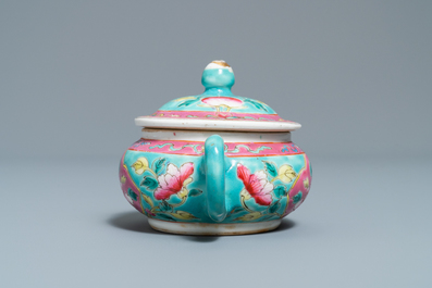 Een Chinese famille rose theepot voor de Straits of Peranakan markt, 19e eeuw