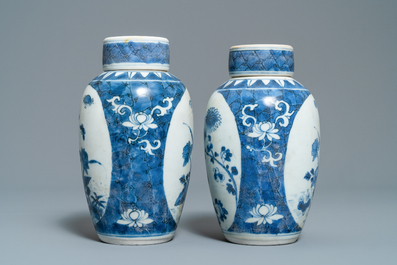 Een paar Chinese blauw-witte dekselvazen met floraal decor, Hatcher cargo scheepswrak, Transitie periode