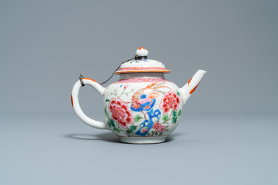Deux th&eacute;i&egrave;res et une verseuse couverte en porcelaine de Chine famille, Yongzheng/Qianlong