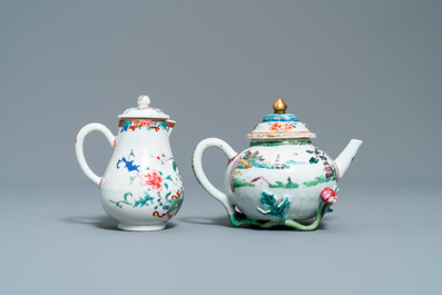 Deux th&eacute;i&egrave;res et une verseuse couverte en porcelaine de Chine famille, Yongzheng/Qianlong