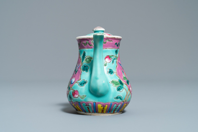 Une verseuse couverte en porcelaine de Chine famille rose &agrave; fond turquoise pour le march&eacute; Straits ou Peranakan, 19&egrave;me