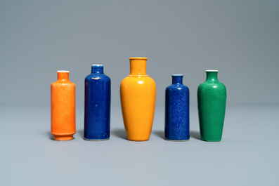 Eighteen Chinese monochrome miniature vases and snuff bottles, 18/20th C.