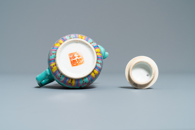 Une verseuse couverte en porcelaine de Chine famille rose &agrave; fond turquoise pour le march&eacute; Straits ou Peranakan, 19&egrave;me