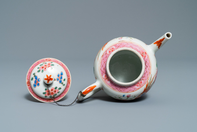Deux th&eacute;i&egrave;res et une verseuse couverte en porcelaine de Chine famille, Yongzheng/Qianlong
