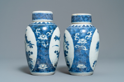 Een paar Chinese blauw-witte dekselvazen met floraal decor, Hatcher cargo scheepswrak, Transitie periode
