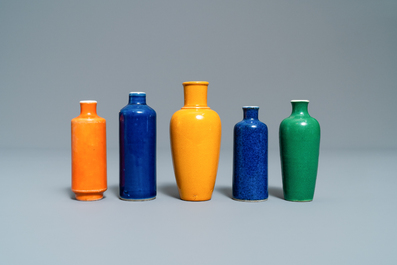 Eighteen Chinese monochrome miniature vases and snuff bottles, 18/20th C.