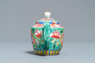 Une verseuse couverte en porcelaine de Chine famille rose &agrave; fond turquoise pour le march&eacute; Straits ou Peranakan, 19&egrave;me