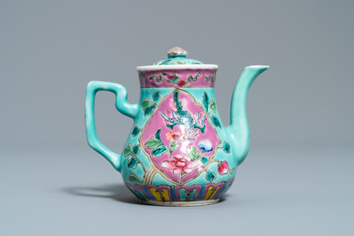 Une verseuse couverte en porcelaine de Chine famille rose &agrave; fond turquoise pour le march&eacute; Straits ou Peranakan, 19&egrave;me