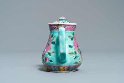 Une verseuse couverte en porcelaine de Chine famille rose &agrave; fond turquoise pour le march&eacute; Straits ou Peranakan, 19&egrave;me