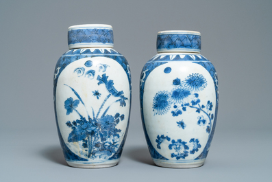 Een paar Chinese blauw-witte dekselvazen met floraal decor, Hatcher cargo scheepswrak, Transitie periode