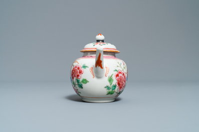 Deux th&eacute;i&egrave;res et une verseuse couverte en porcelaine de Chine famille, Yongzheng/Qianlong