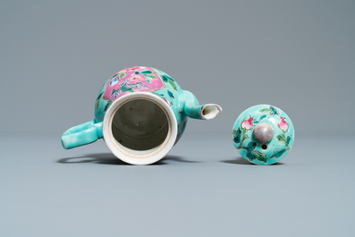 Une verseuse couverte en porcelaine de Chine famille rose &agrave; fond turquoise pour le march&eacute; Straits ou Peranakan, 19&egrave;me
