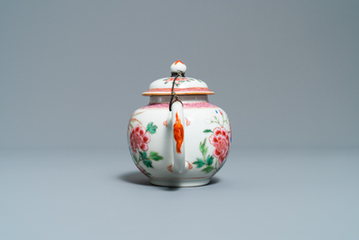 Deux th&eacute;i&egrave;res et une verseuse couverte en porcelaine de Chine famille, Yongzheng/Qianlong