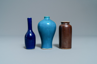 Eighteen Chinese monochrome miniature vases and snuff bottles, 18/20th C.