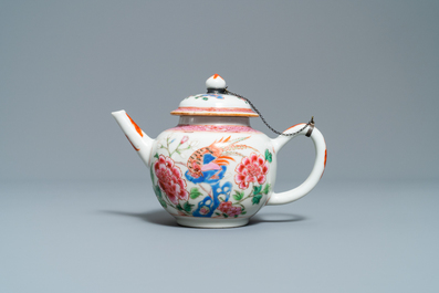 Deux th&eacute;i&egrave;res et une verseuse couverte en porcelaine de Chine famille, Yongzheng/Qianlong