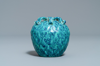 Un compte-gouttes en forme de fruit en porcelaine de Chine 'robin's egg', 19&egrave;me