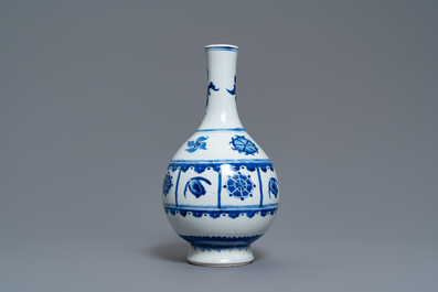 Un vase de forme bouteille en porcelaine de Chine en bleu et blanc, Kangxi