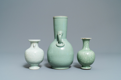 Trois vases en porcelaine de Chine c&eacute;ladon monochrome, 19/20&egrave;me