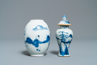 Cinq vases en porcelaine de Chine en bleu et blanc dont un surd&eacute;cor&eacute;, Kangxi
