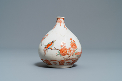 A Kakiemon-style Dutch-decorated bottle vase, Japan, Edo, 17/18th C.