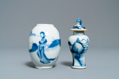 Cinq vases en porcelaine de Chine en bleu et blanc dont un surd&eacute;cor&eacute;, Kangxi