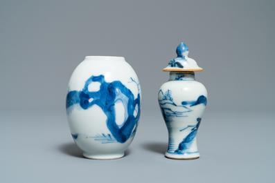 Cinq vases en porcelaine de Chine en bleu et blanc dont un surd&eacute;cor&eacute;, Kangxi