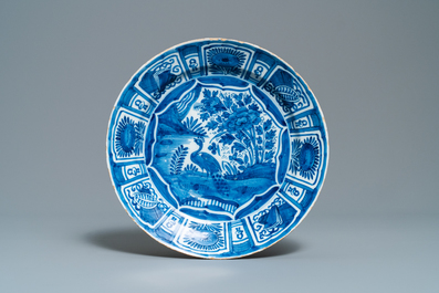 Une paire de plats &agrave; d&eacute;cor de chinoiserie et une paire d'assiettes &agrave; d&eacute;cor de roses en fa&iuml;ence de Delft, 18&egrave;me