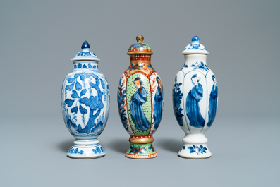 Cinq vases en porcelaine de Chine en bleu et blanc dont un surd&eacute;cor&eacute;, Kangxi