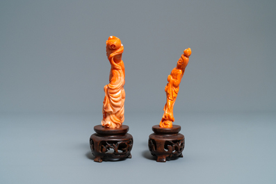 Twee Chinese figuren van dames in rood koraal, 19/20e eeuw
