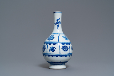 Un vase de forme bouteille en porcelaine de Chine en bleu et blanc, Kangxi