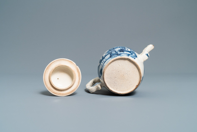 Drie Chinese blauw-witte kannen, een theepot en een vaas met montuur, Kangxi/Qianlong