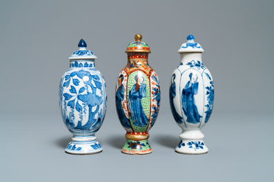 Cinq vases en porcelaine de Chine en bleu et blanc dont un surd&eacute;cor&eacute;, Kangxi
