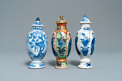 Cinq vases en porcelaine de Chine en bleu et blanc dont un surd&eacute;cor&eacute;, Kangxi