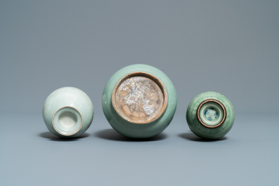 Trois vases en porcelaine de Chine c&eacute;ladon monochrome, 19/20&egrave;me