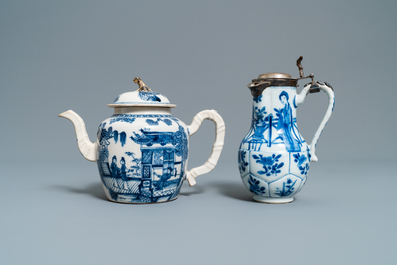 Drie Chinese blauw-witte kannen, een theepot en een vaas met montuur, Kangxi/Qianlong
